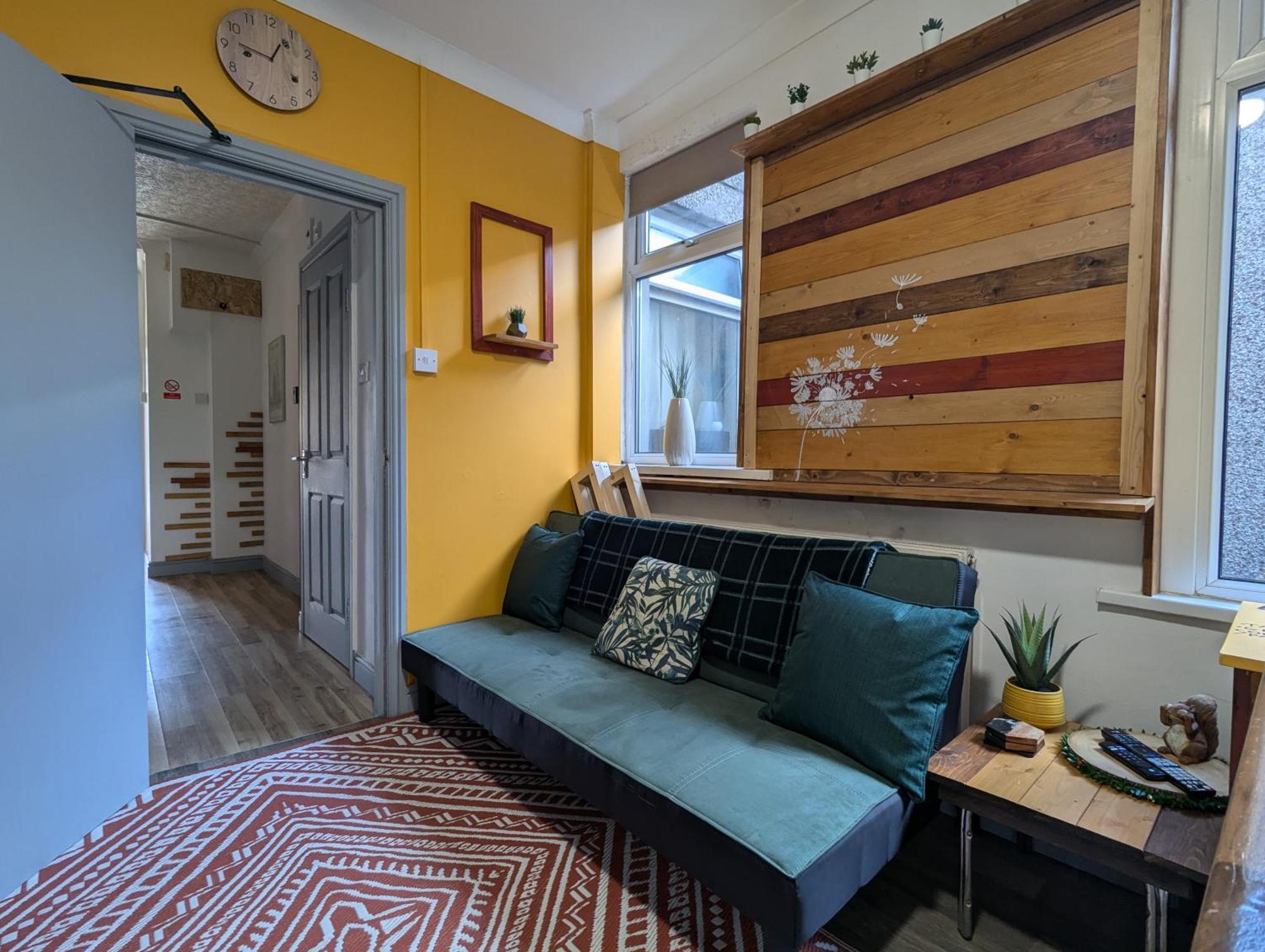 R3 - Cozy Small Double - City & Beach Access, Wifi, Free Parking - Self Catering Swansea Exterior photo
